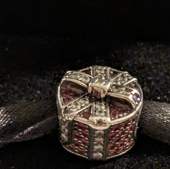 Pandora Christmas present charm - Picture 8 of 13